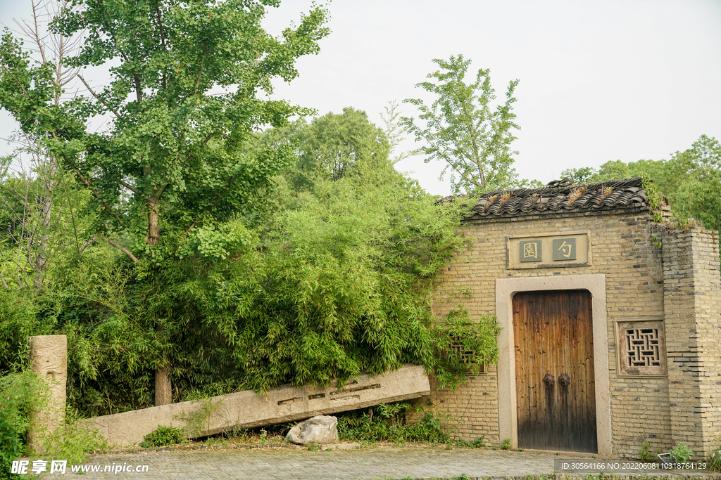 户外复古石门建筑