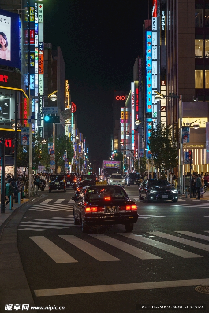 户外夜晚城市街头