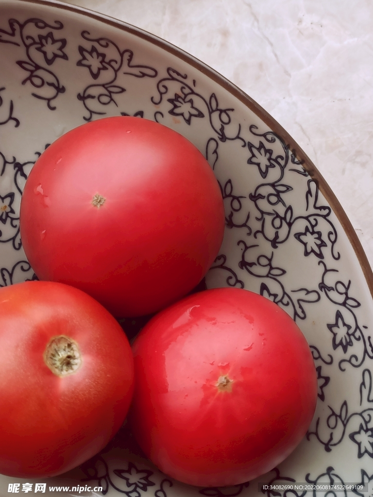 红色 三个西红柿番茄 熟透新鲜