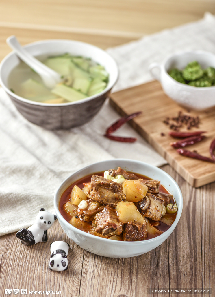 土豆炖排骨美食