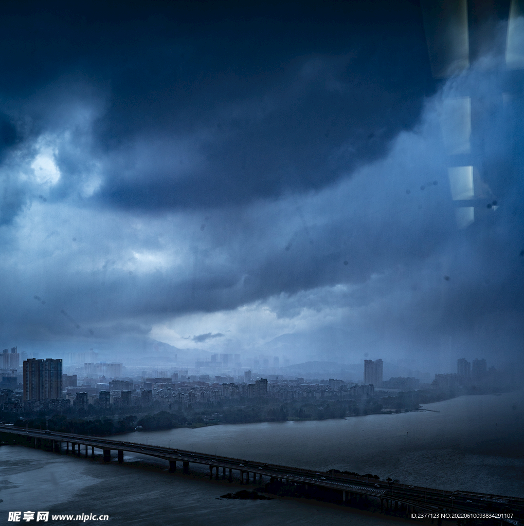 黑云压城