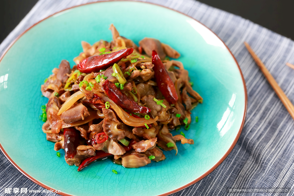 麻辣红椒炒肉美食
