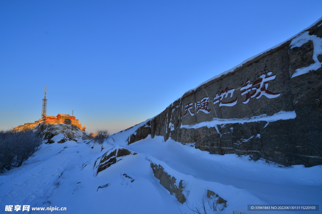 山顶雪景