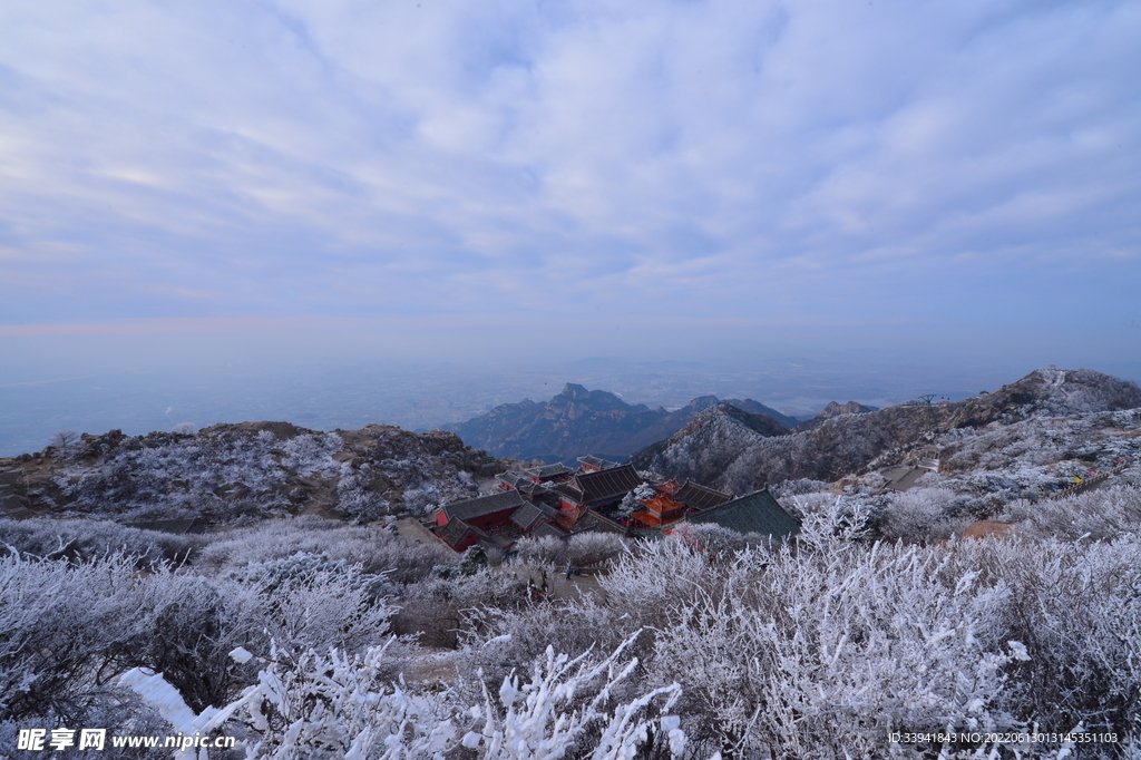 山顶雪景 