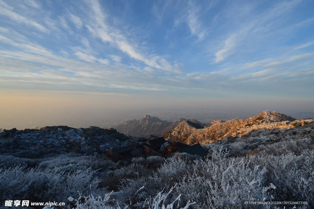 山顶雪景