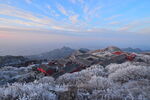 山顶雪景