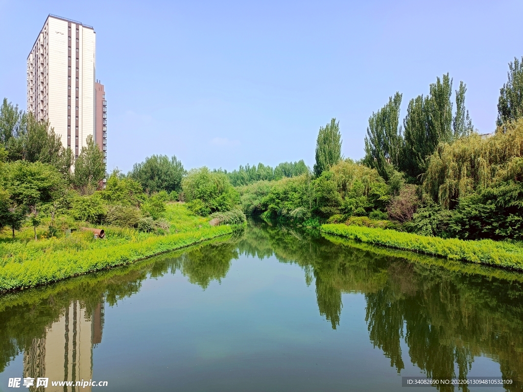 碧水蓝天 高楼大厦倒影对称水道