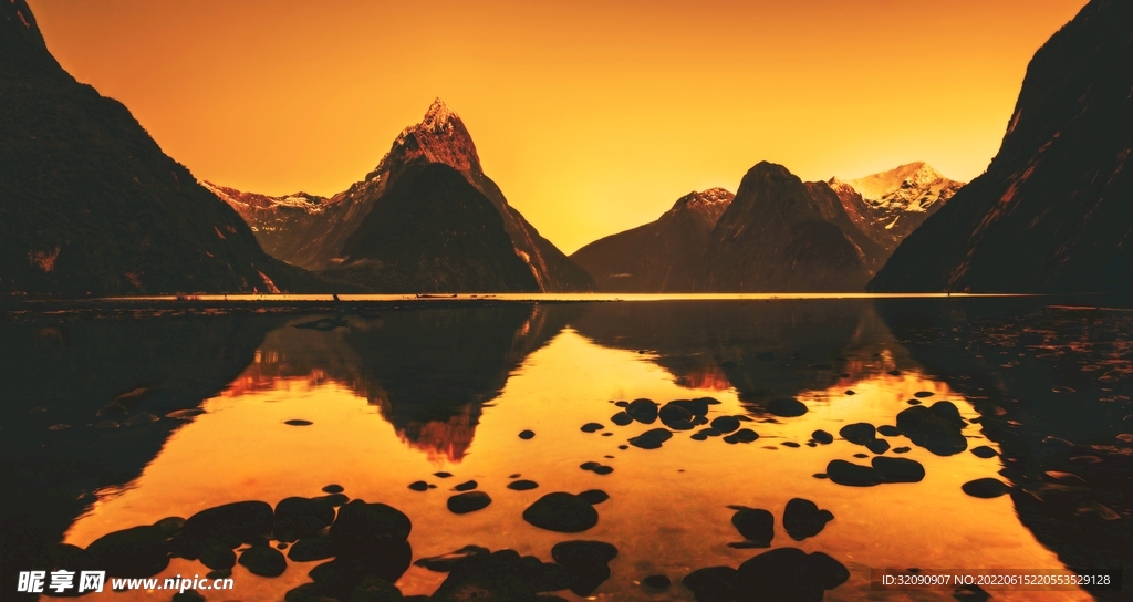 夕阳湖面倒影风景