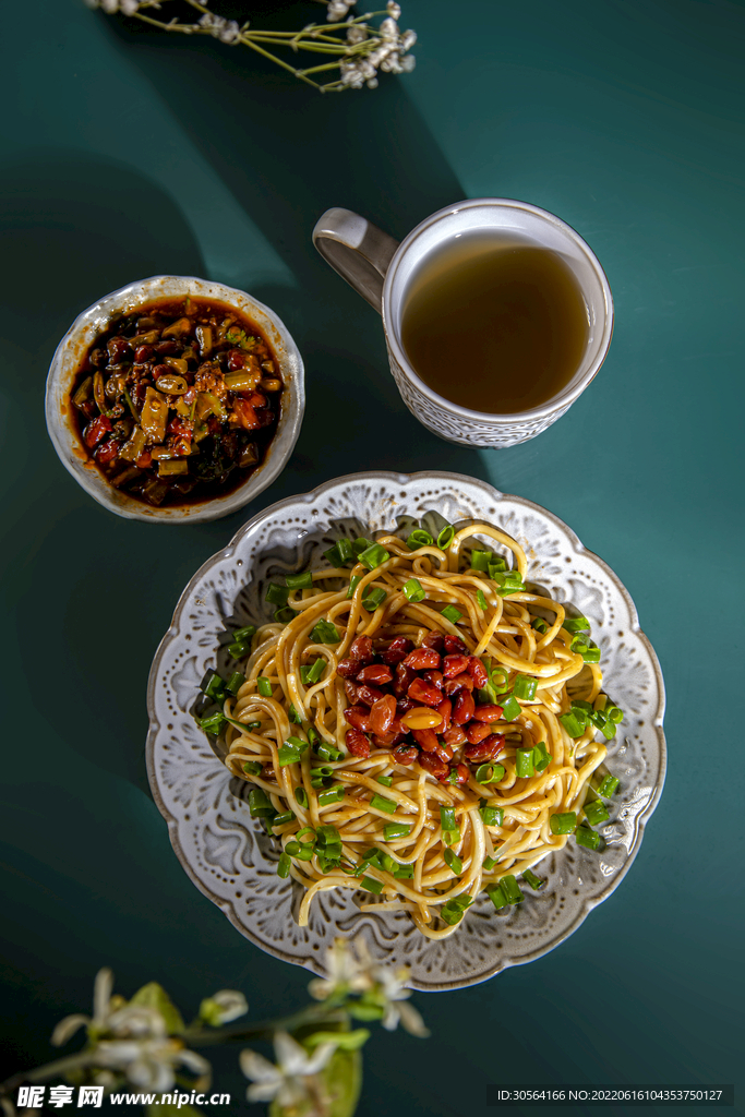 暗调热干面美食