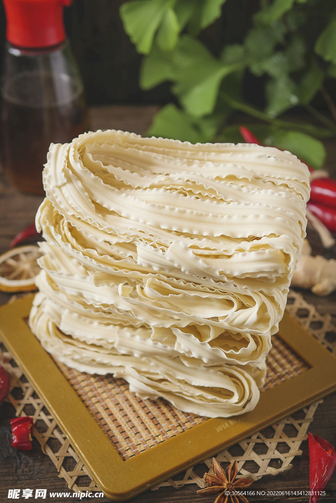 手工压花面条食材