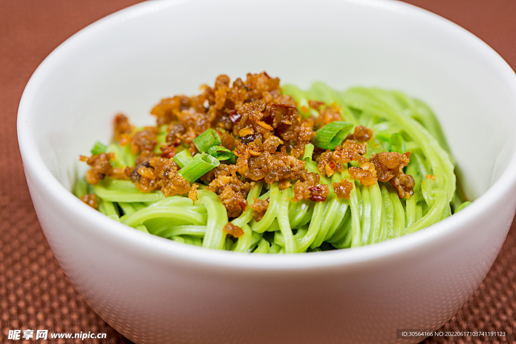 凉拌肉沫菠菜面美食