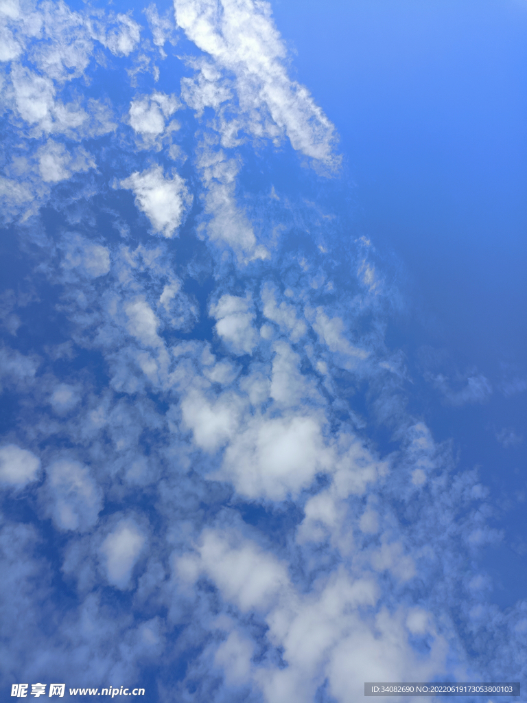 蓝天白云自成一幅画