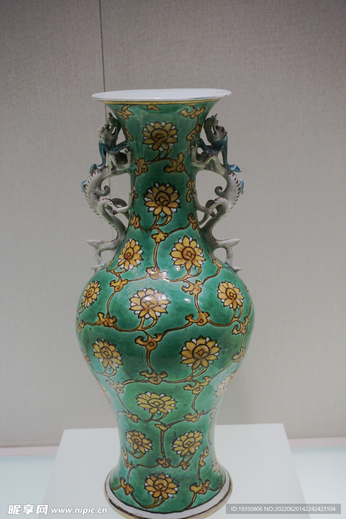 古董瓷器展品双龙花纹瓷瓶