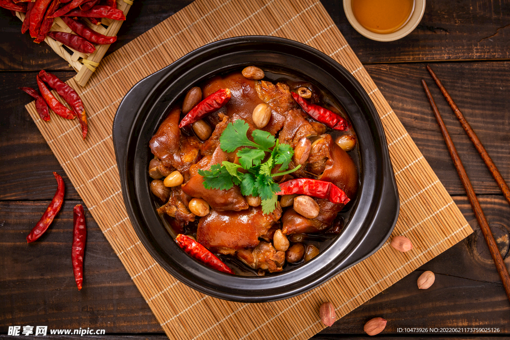 竹帘上的中餐美食猪蹄煲