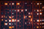 城市中密集的建筑窗口夜景