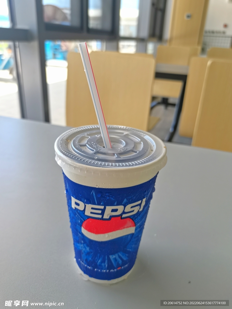 桌子上的可乐