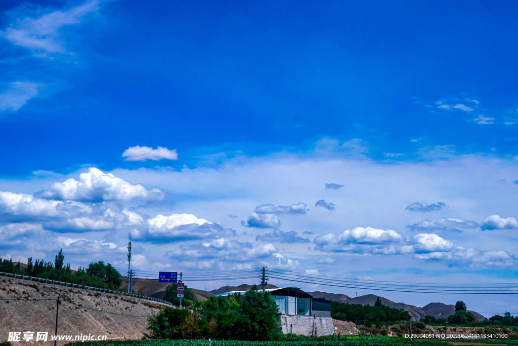 天空 山 绿树