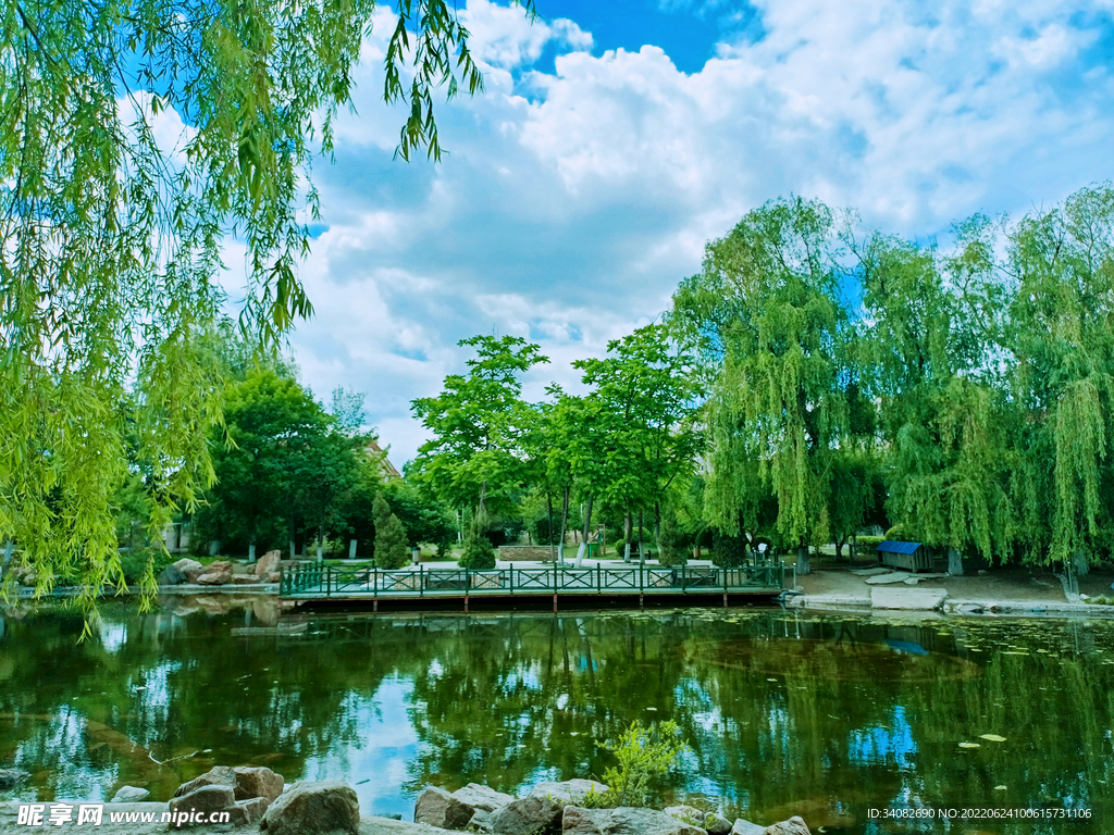 蓝天白云垂柳小桥池塘倒影水景