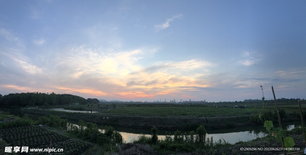 空旷土地蓝天白云