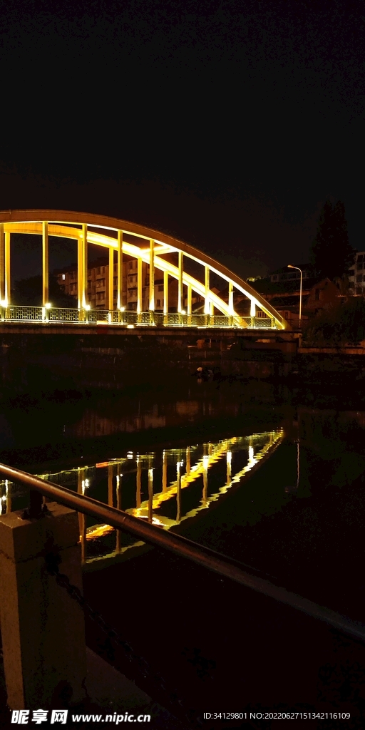 夜景桥倒影