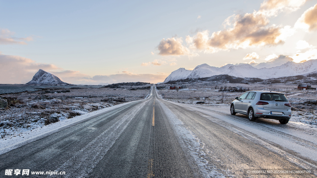 雪山白雪公路旅行