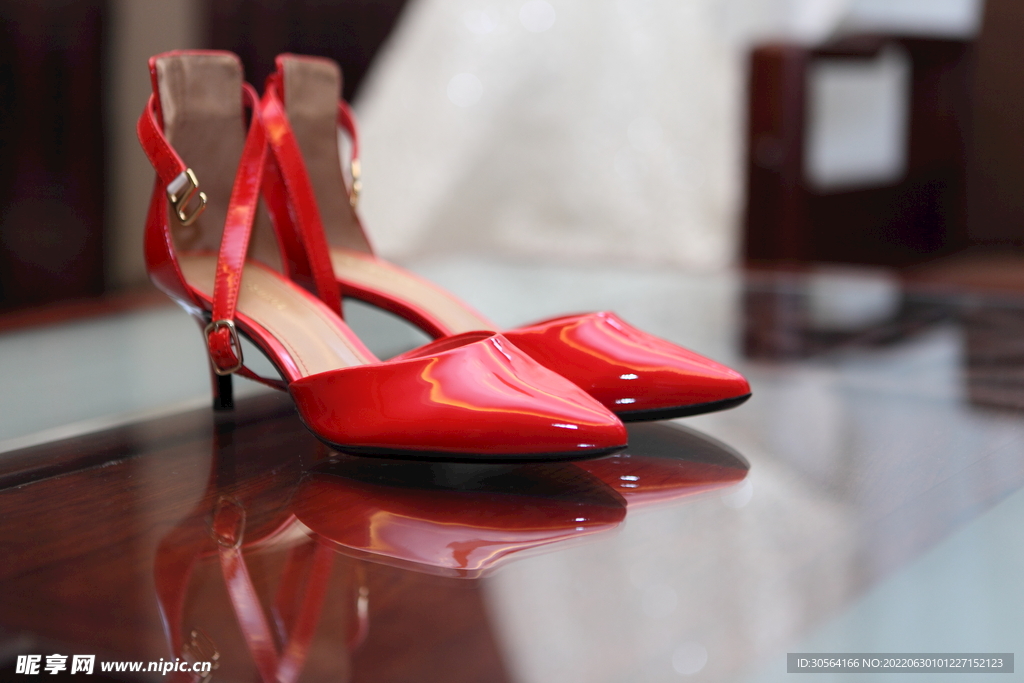 红色婚礼皮鞋