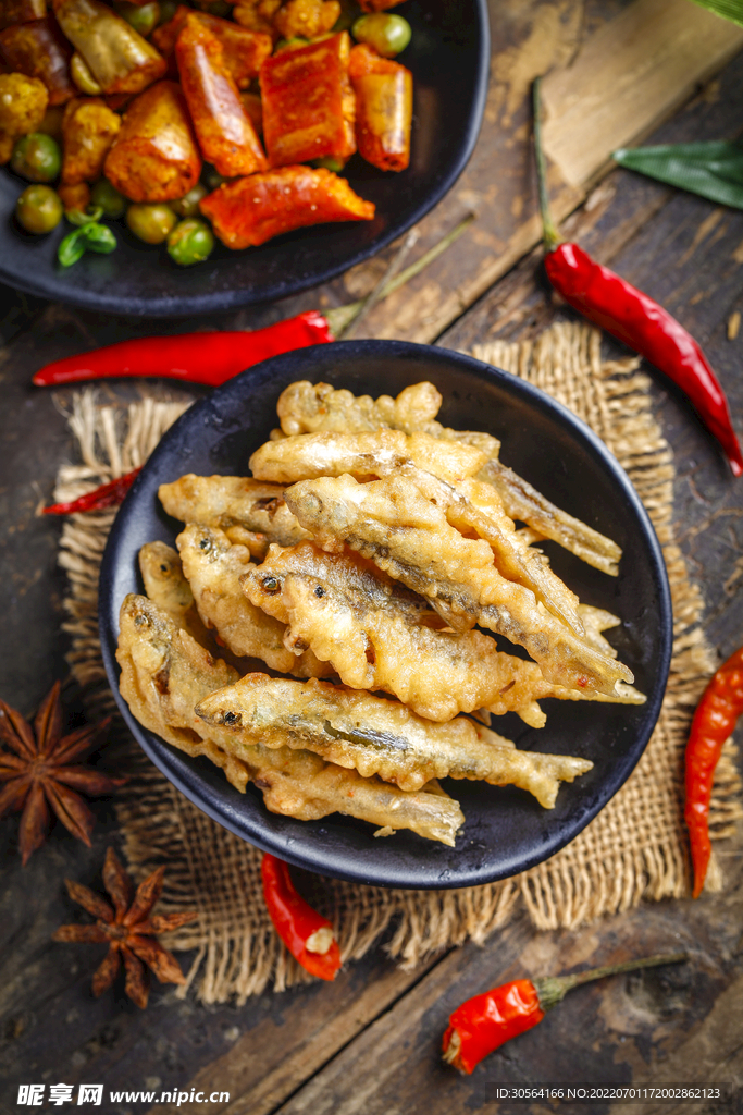 油炸小鱼美食