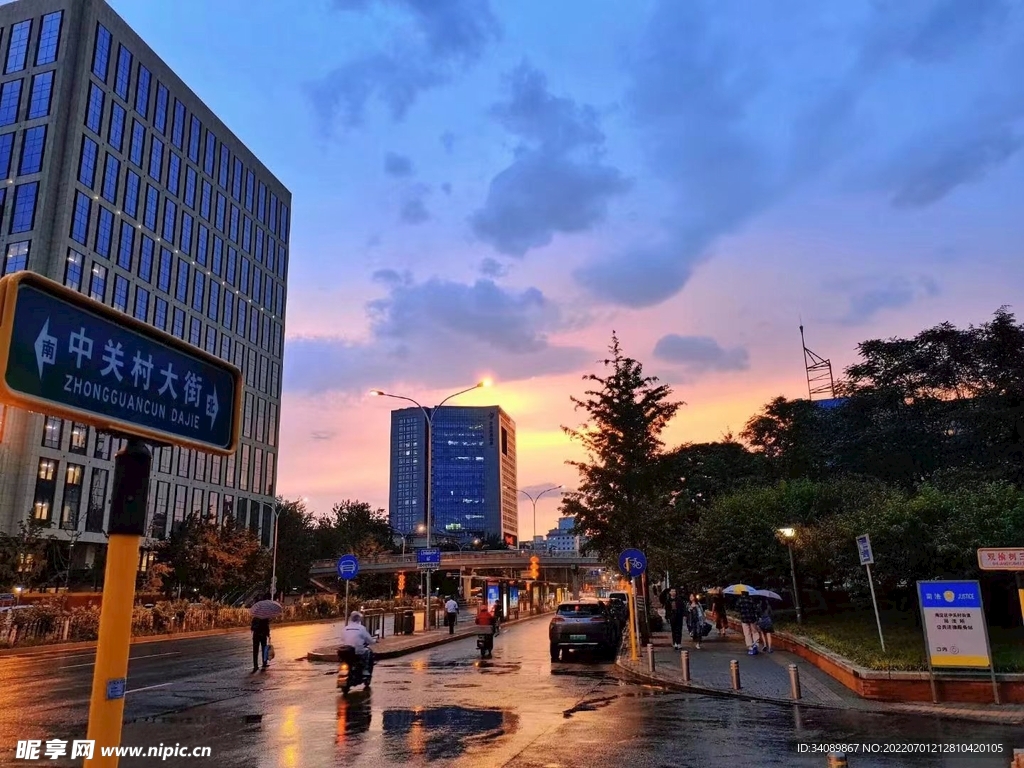 雨后的北京中关村大街