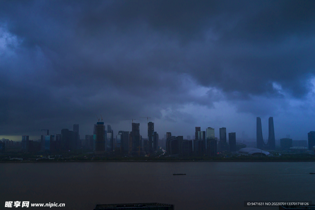 暴雨来袭前