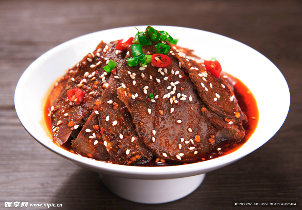 盘子里的麻辣牛肉