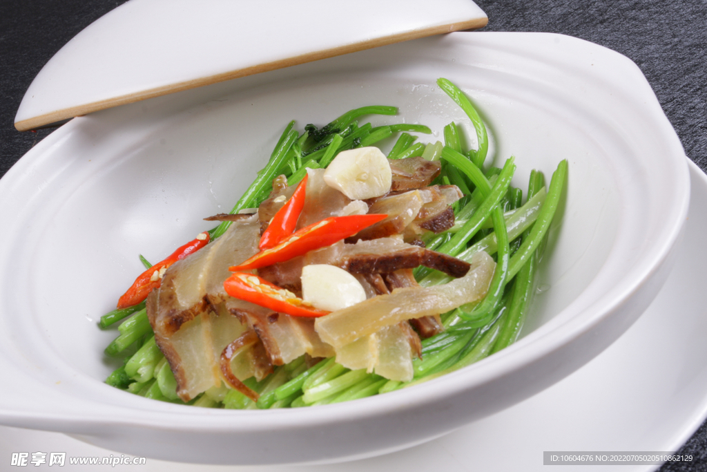 腊味油焖茼蒿杆