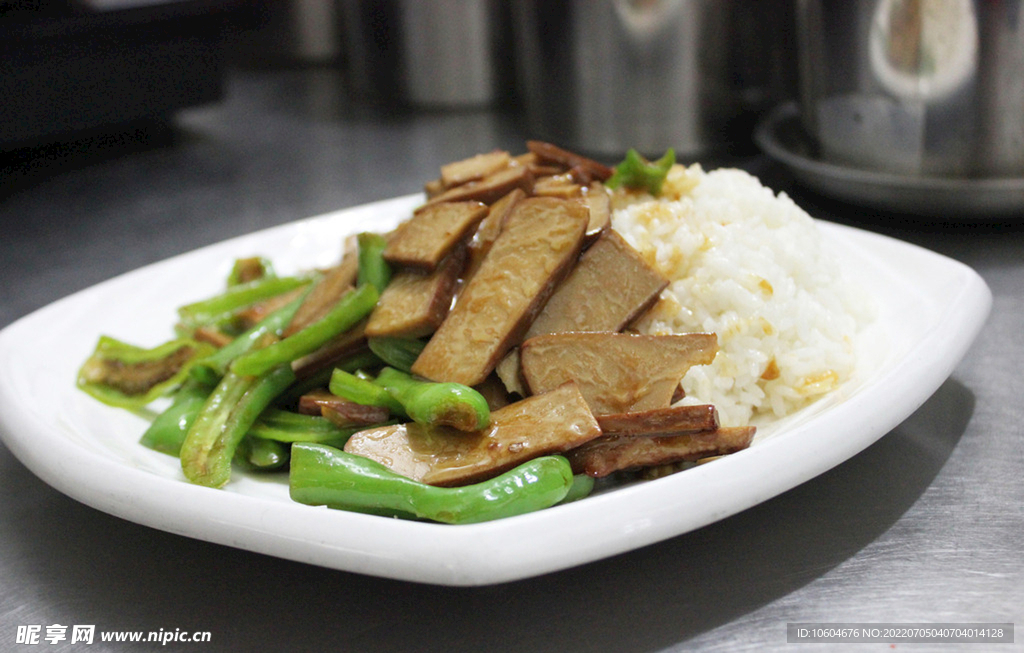 青椒炒香干盖饭