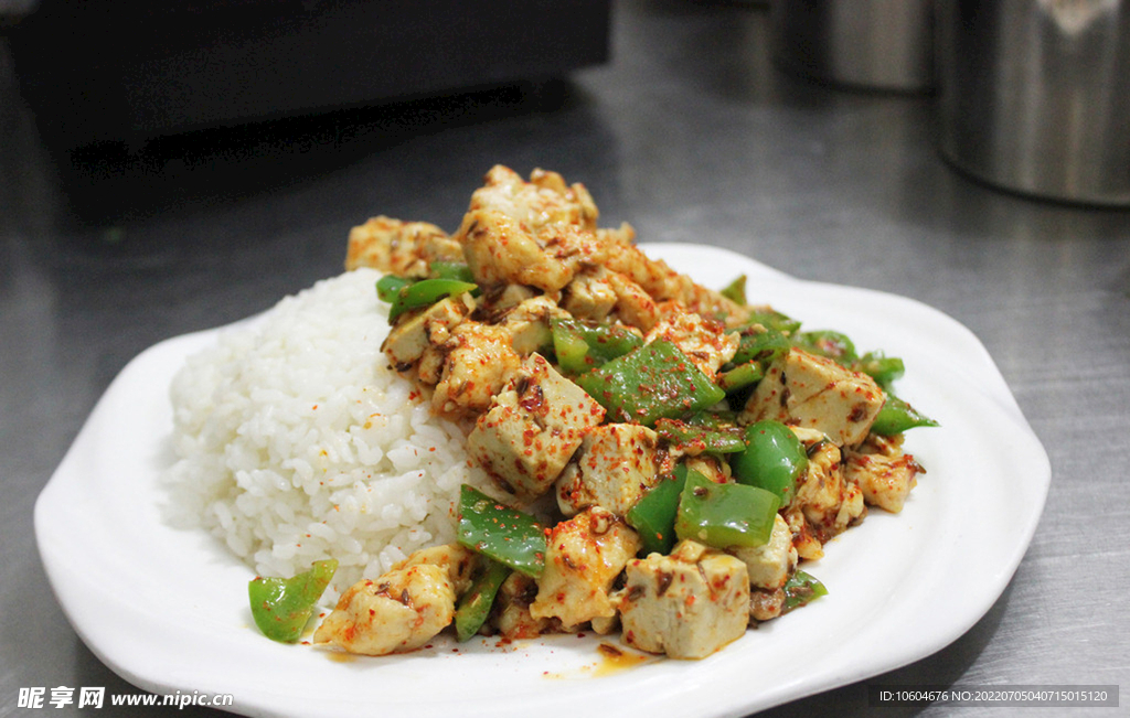 青椒豆腐炒鸡丁盖饭