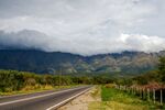 公路与远方山脉