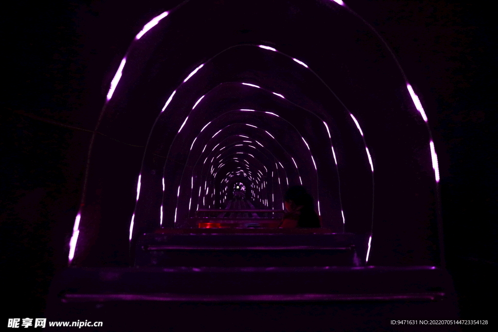 隧道灯光夜游 