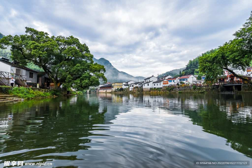 户外度假旅游小镇湖水