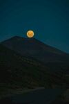 夜晚下的山峰景色