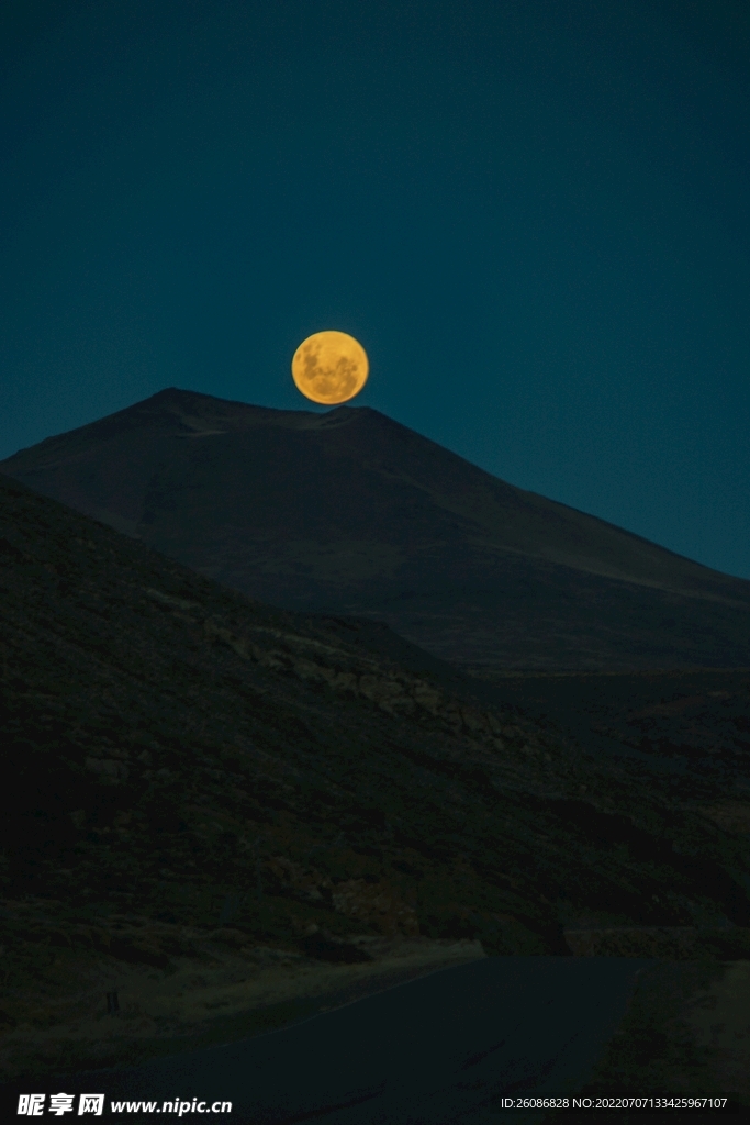 夜晚下的山峰景色