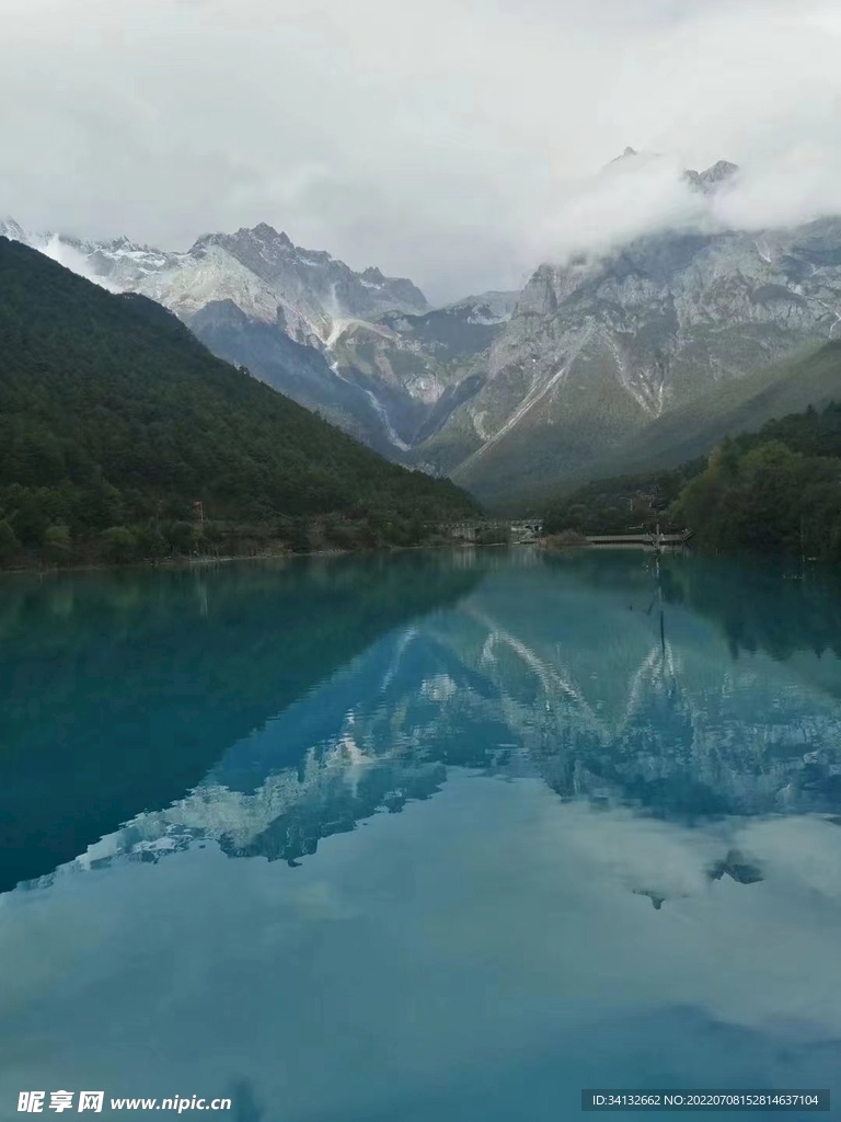 雪山倒影