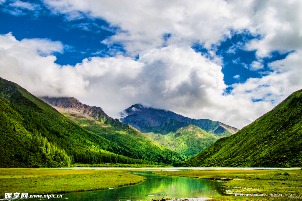 户外山脉湖水自然景观