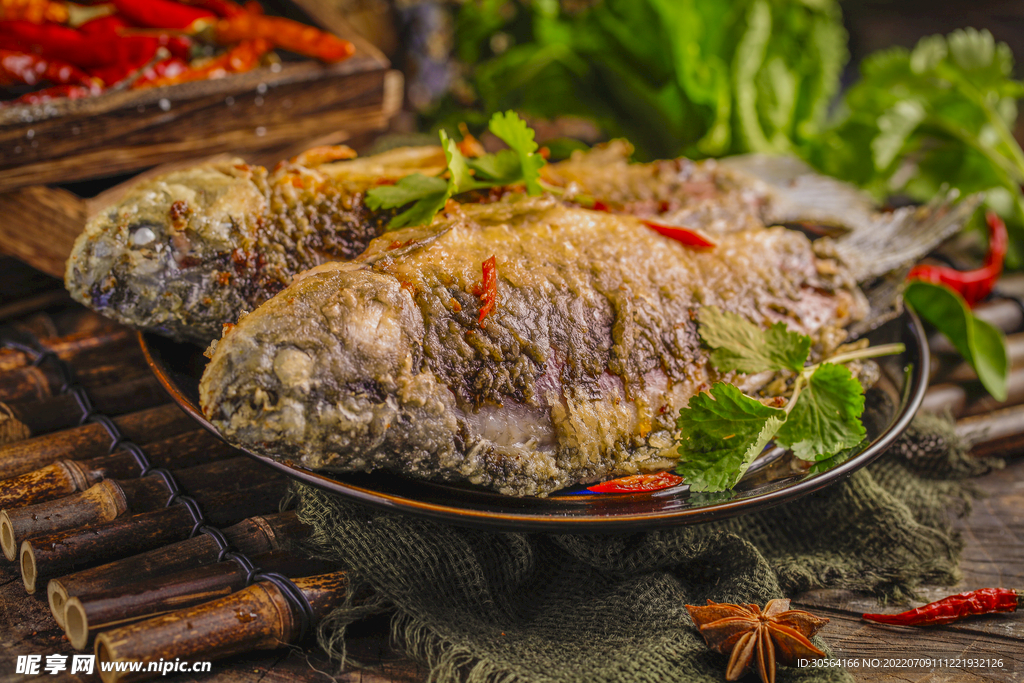 油炸鲤鱼美食