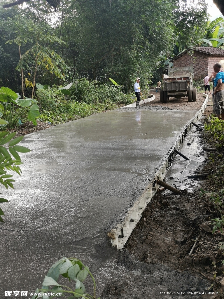 铺水泥路