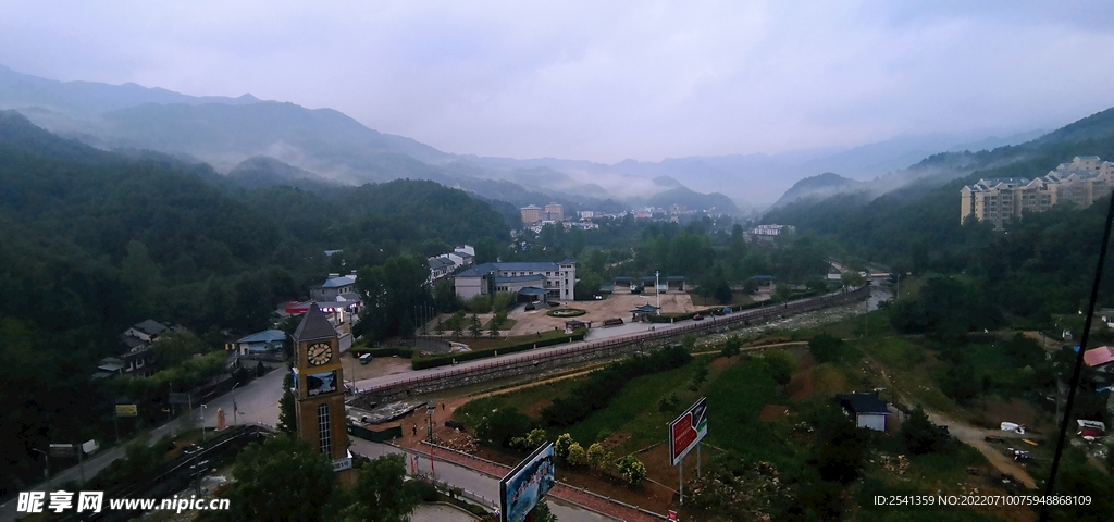 雾中小镇 