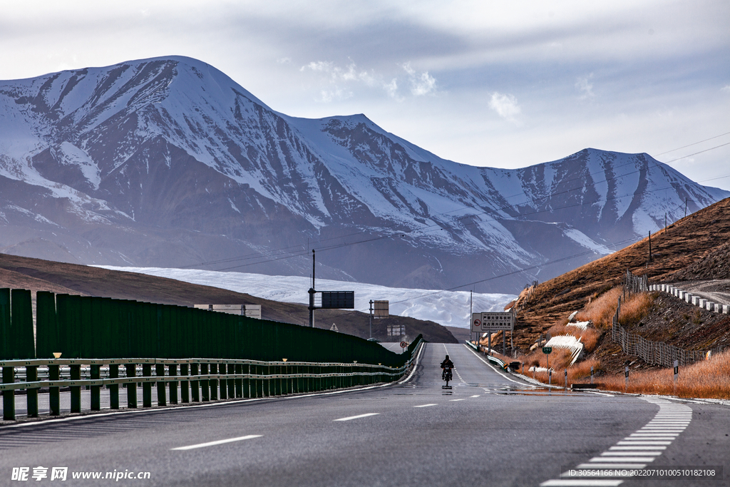 户外雪山道路