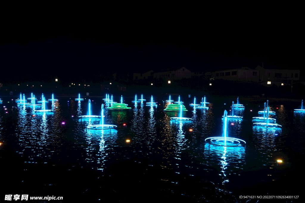 波光泉夜景喷泉实拍