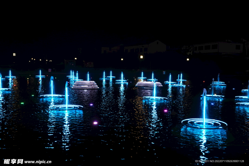 波光泉夜景喷泉实拍
