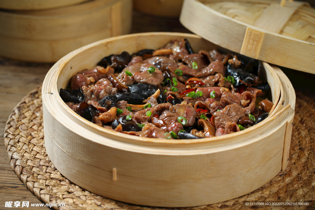 广式木耳蒸牛肉 