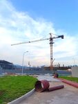 蓝天下的建设中的工厂