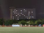 学校足球场建筑物夜景