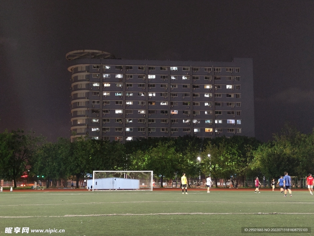 学校足球场建筑物夜景